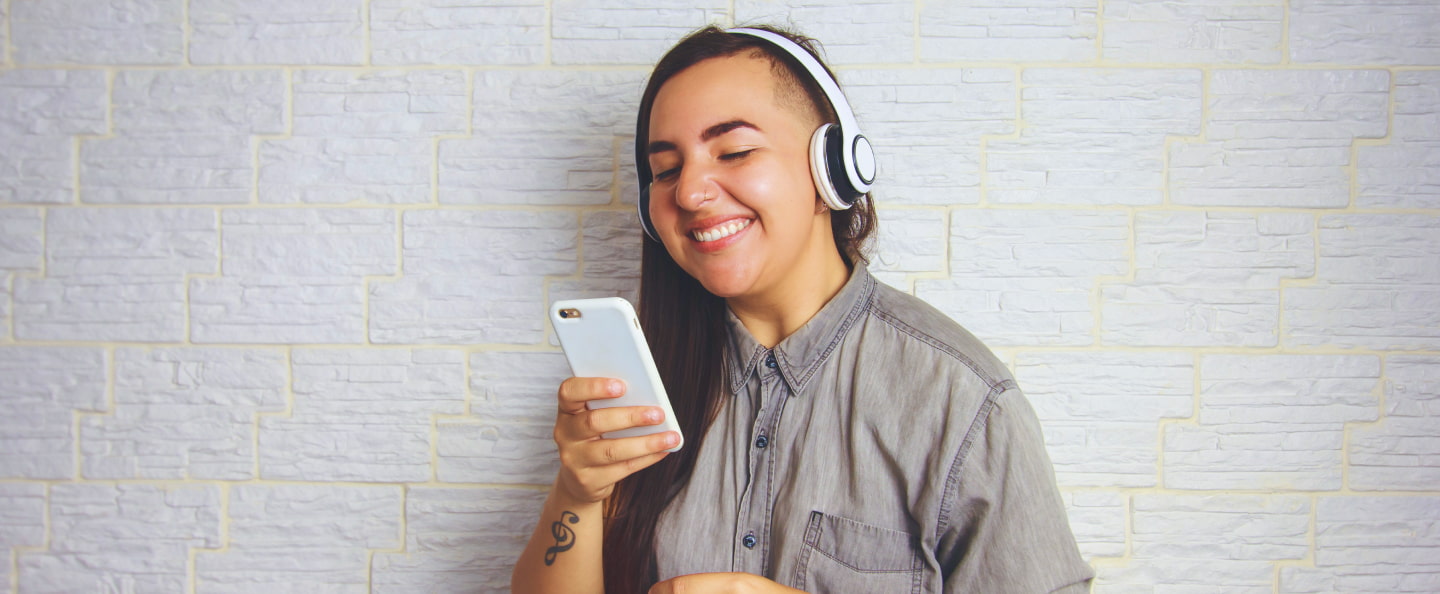 Garota sorrindo segurando um celular