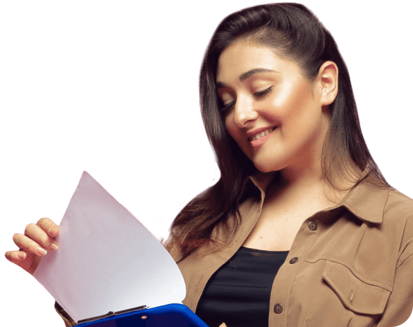 Mulher sorrindo utilizando uma jaqueta beje enquanto segura uma pasta de formulario