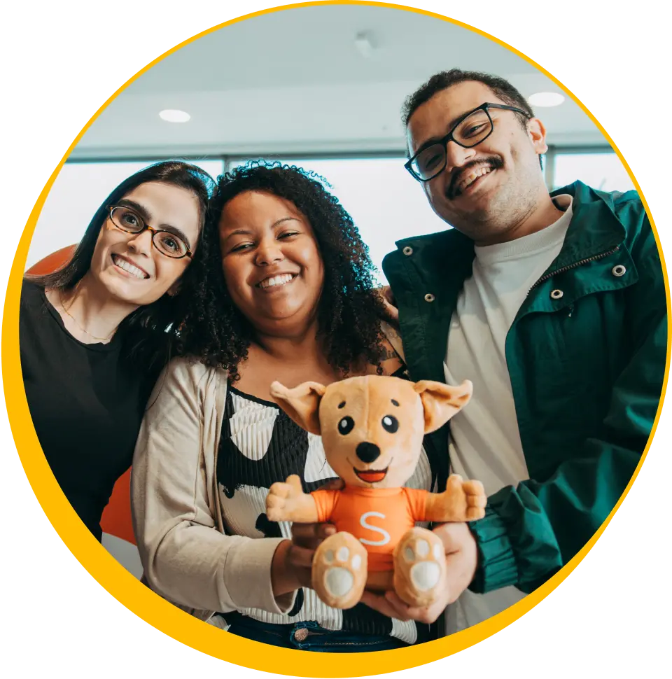 Jovens diversos sorridentes com mascotede pelúcia