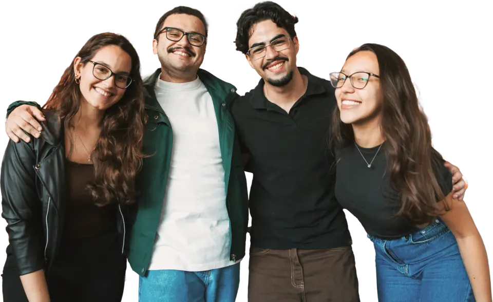 Grupo de jovens reunidos e abraçados