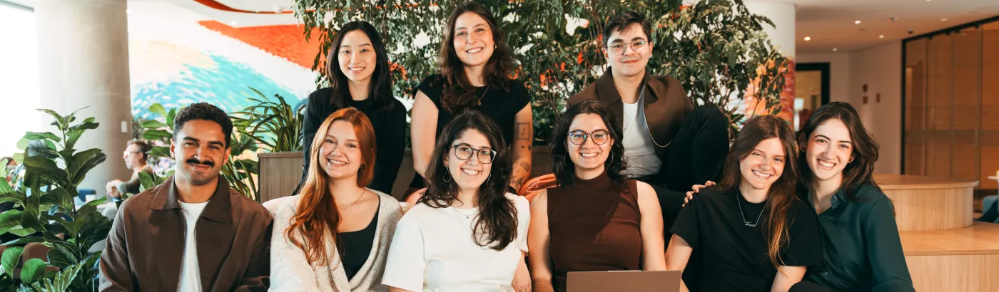 Jovens diversos sorrindo