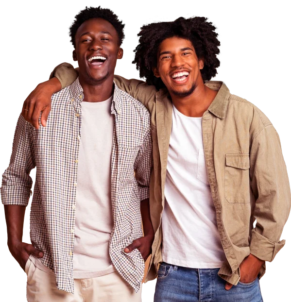 Dois jovens negros sorrindo e se abraçando