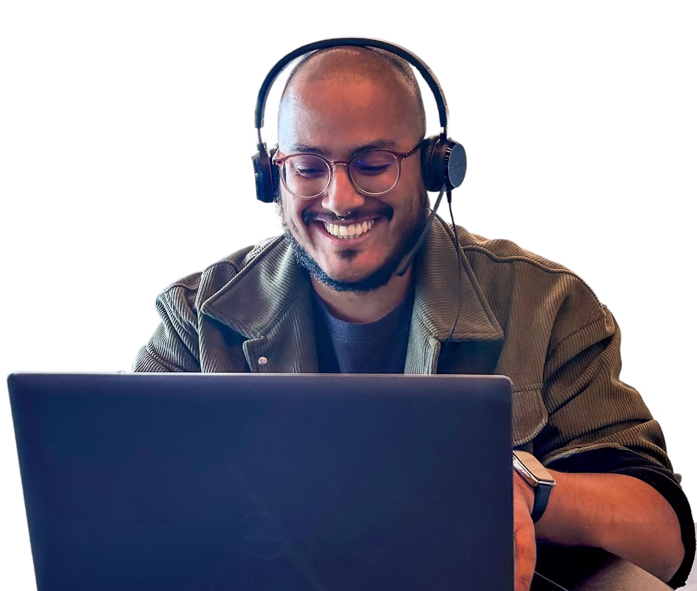 Jovem sorrindo enquanto trabalha