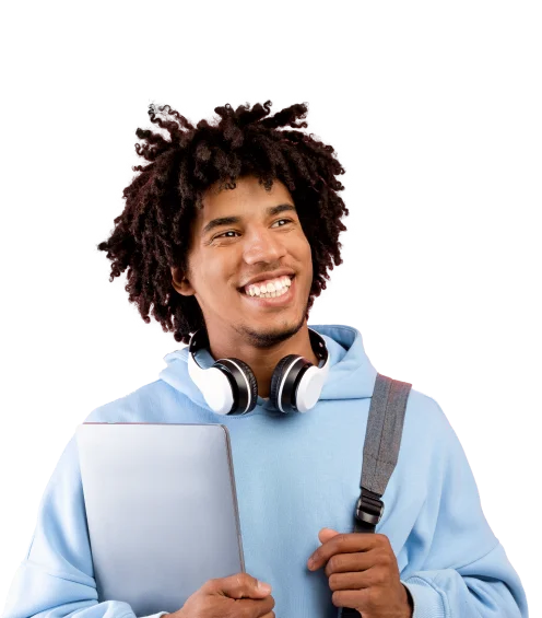 Jovem negro sorrindo enquanto segura um notbook, mochila e headsets