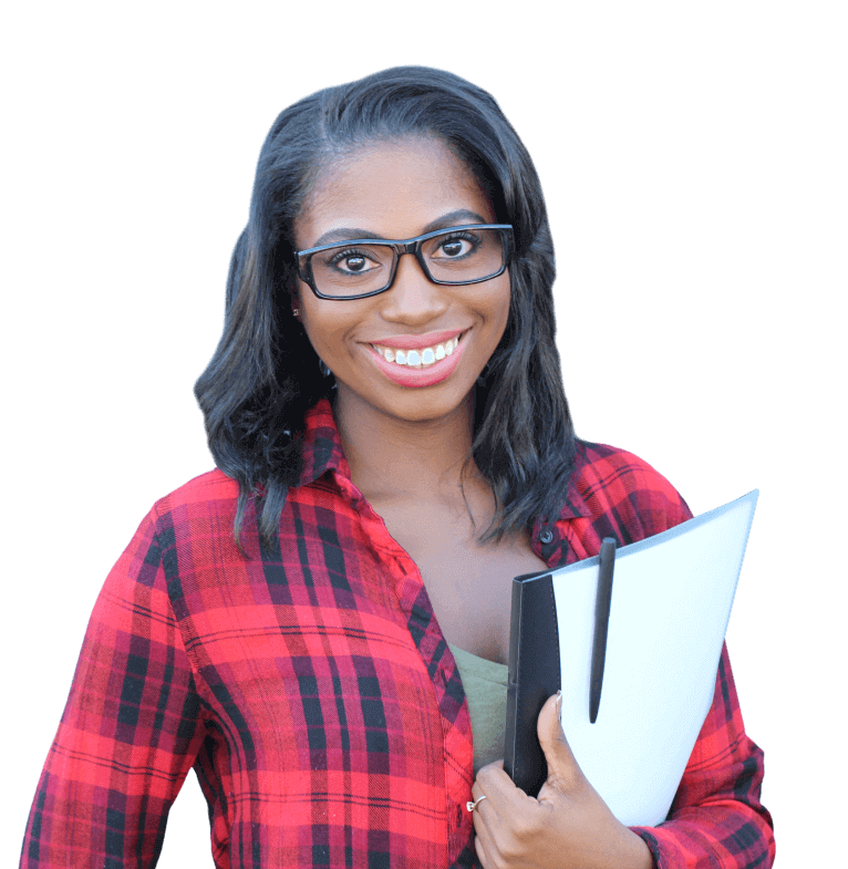 Estagiária afro-descendente de óculos e com uma pasta sorrindo para a foto
