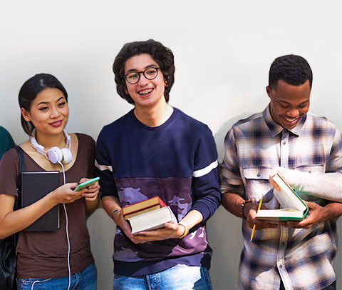 Grupo de estudantes encostados na parede estudando e conversando