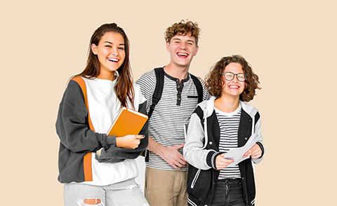 Um estagiário e duas estagiárias sorrindo para a foto
