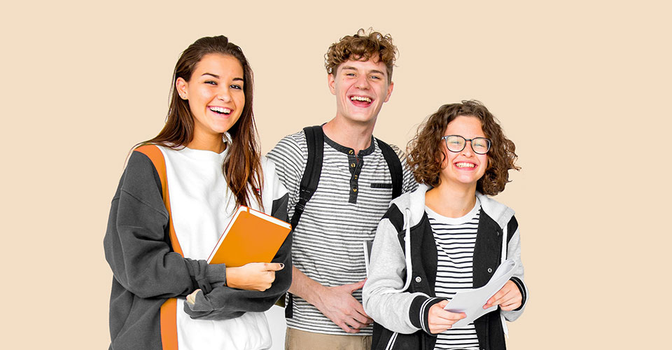 Um estagiário e duas estagiárias sorrindo para a foto