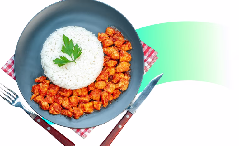 Prato com arroz, feijão e salada