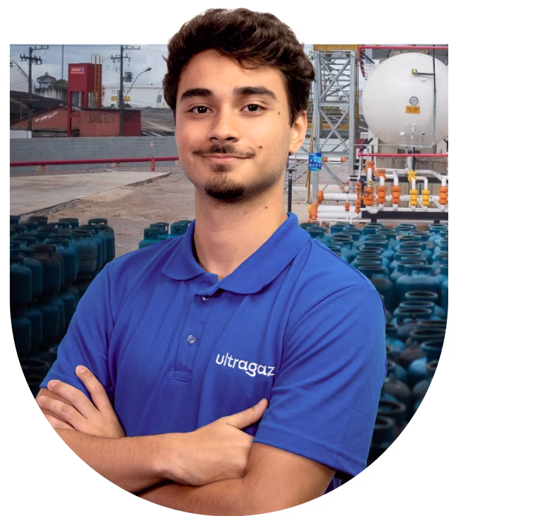Jovem de uniforme azul da Ultragaz