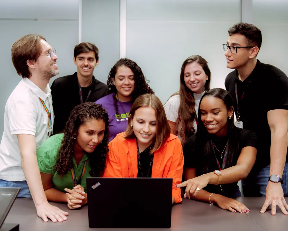 Grupo de jovens olhando para um notbook