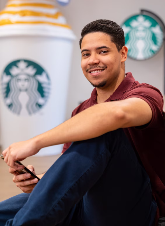 Estagiário sorrindo no Starbucks