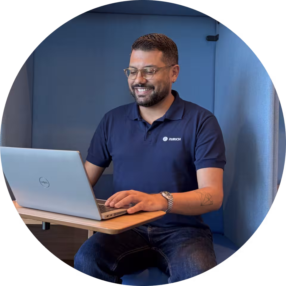Homem negro de óculos usando o notebook