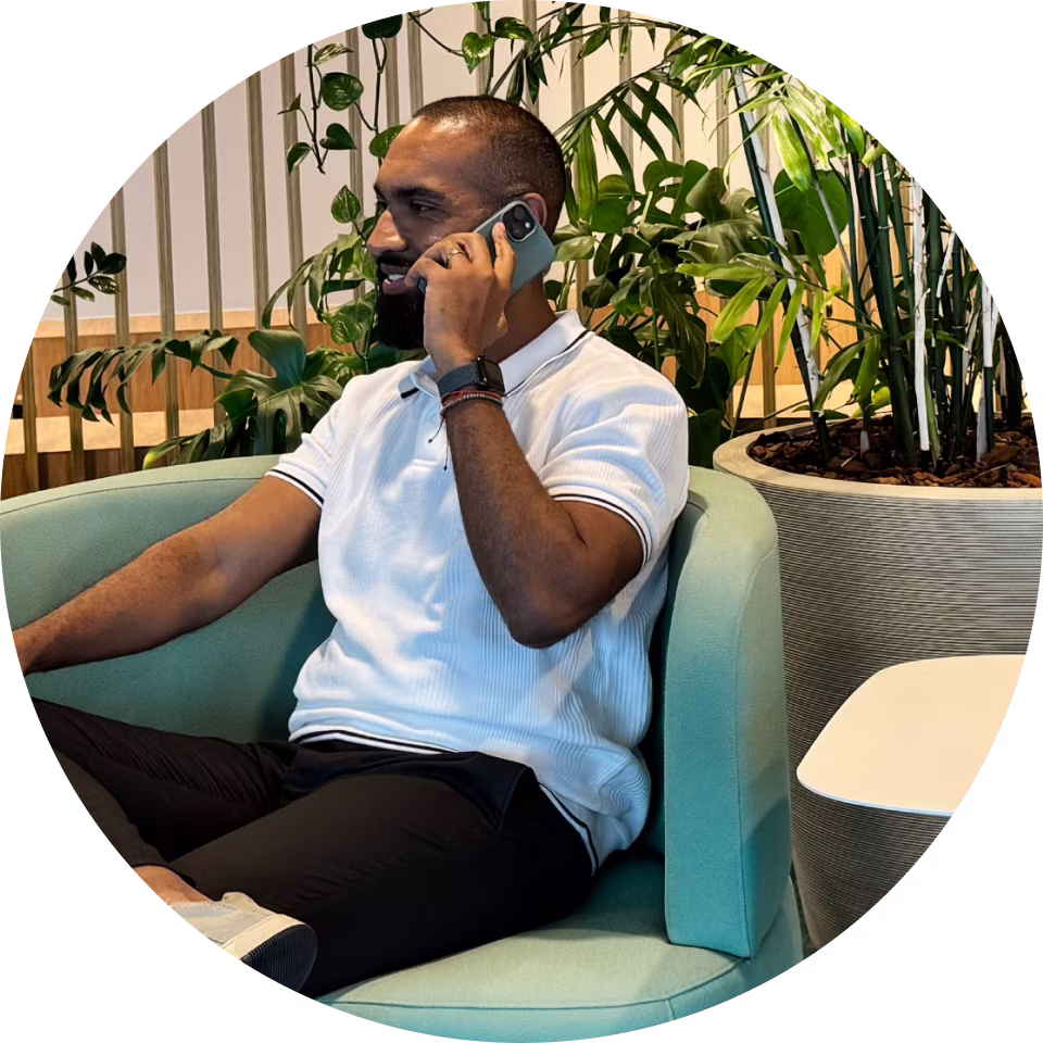 Homem negro usando o atendendo o celular