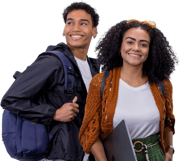 Dois jovens estudantes com mochilas nas costas e sorrindo para a foto