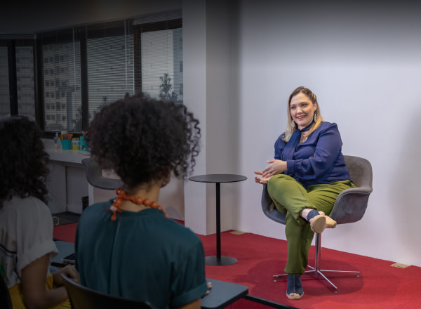 Jovens em uma sala de reunião