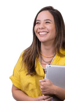 Mujer sonriendo con una tableta en manos