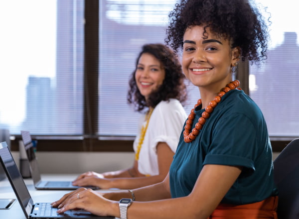 Duas jovens no escritório Companhia de Estágio