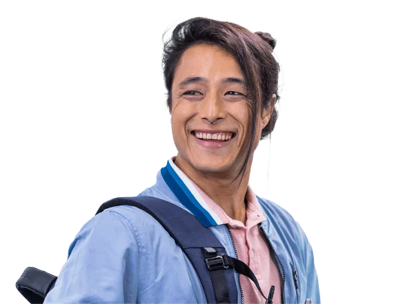 Jovem asiático com mochila e sorrindo