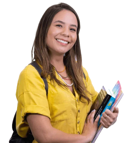 Joven sonriendo y sosteniendo material de la universidad