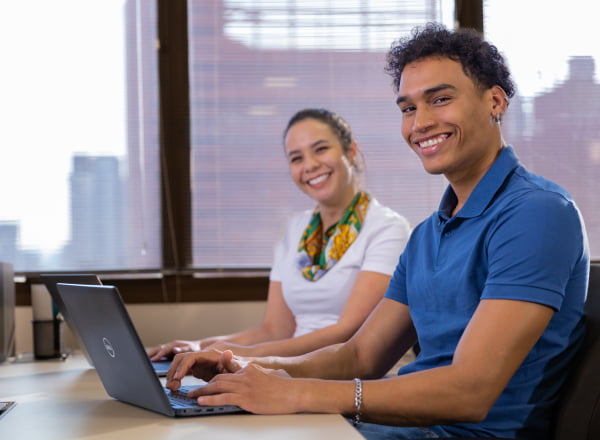 Dois jovens estagiários trabalhando no escritório