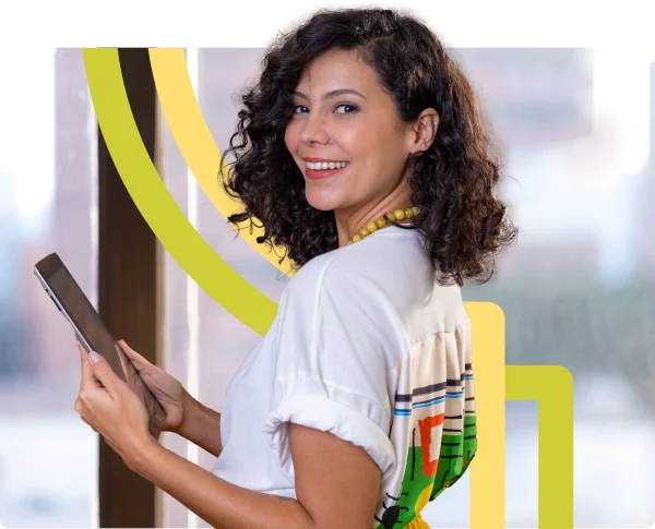 Mulher utilizando tablet em escritório