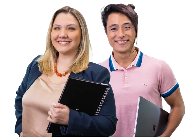 Dois jovens estudantes com cadernos entrelaçados nos braços e sorrindo para a foto