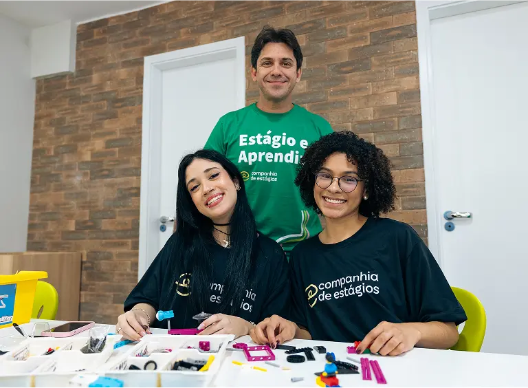 Jovens sentados no tech lab da Companhia de Estágios