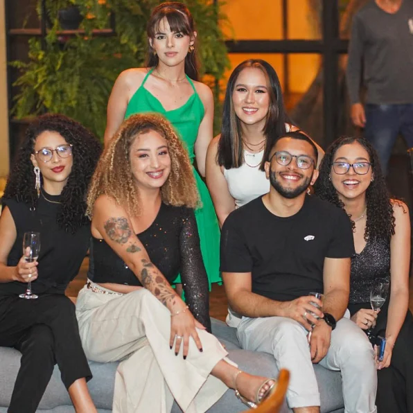 Empleados de la Companhia de Estágios en una fiesta posando para una foto