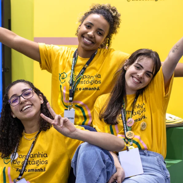 The team of Companhia de Estágios at a booth