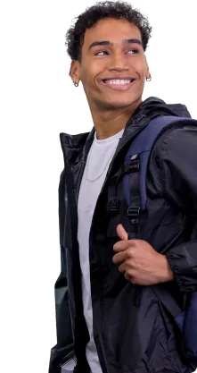 Jovem com mochila nas costas sorrindo