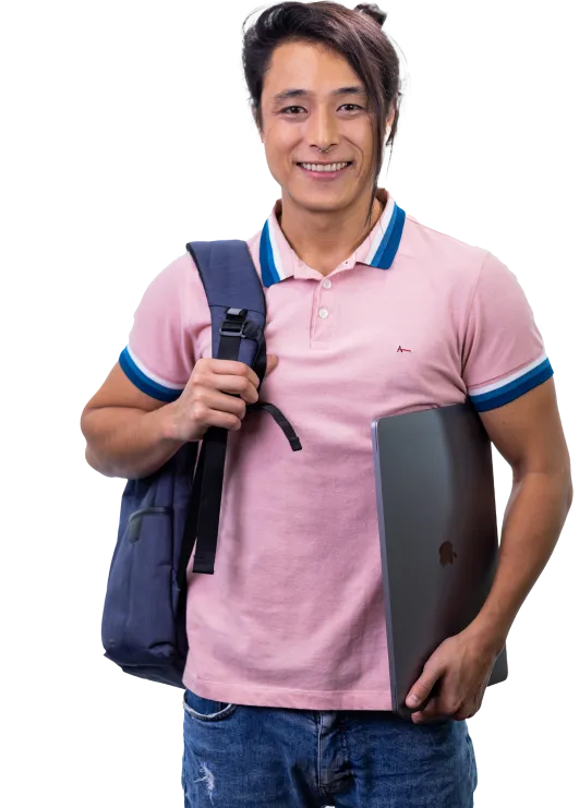 Jovem asiático segurando notebook e com mochila nas costa