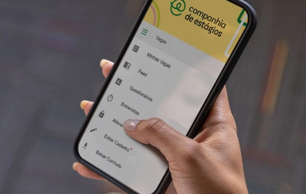 Jovem usando o aplicativo da Companhia de Estágios