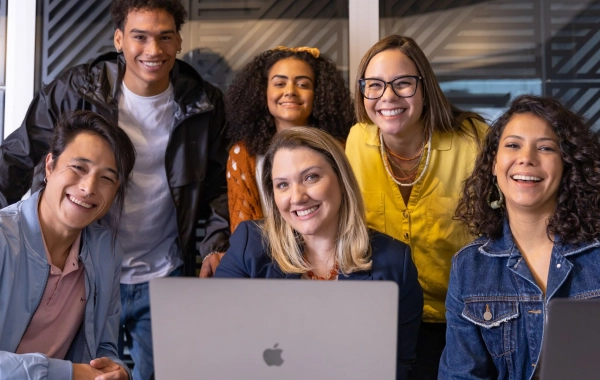 Grupo de Jóvenes Sonriendo para una Foto Dentro de la Oficina