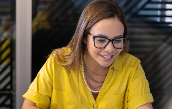 Joven con Gafas Trabajando en la Oficina