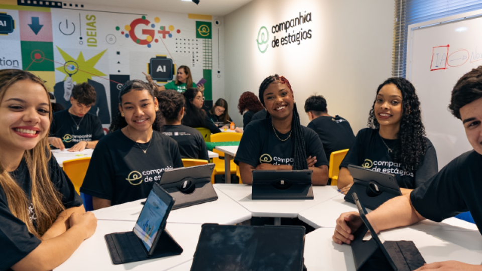 O papel da inovação tecnológica na capacitação de jovens talentos