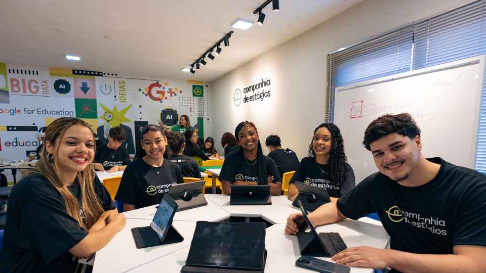 O papel da inovação tecnológica na capacitação de jovens talentos